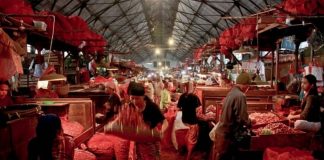 Suasana Pasar Pabean yang setiap hari selalu riuh. Menempati bangunan lama yang sudah berusia ratusan tahun, selain menjadi pusat perdagangan juga telah menjadi destinasi wisata. (Foto: Dok Humas Pasar Surya)